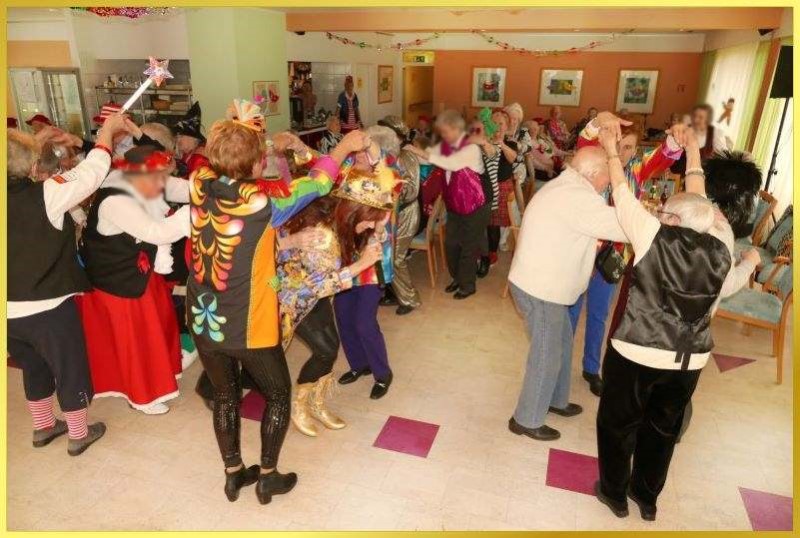 Polonaise bei Karnevalsfeier. Schlagerpiratin singt.