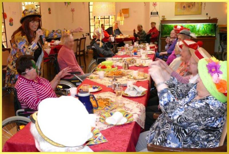 Bunte Karnevalsgesellschaft und Schlagerpiratin singt.