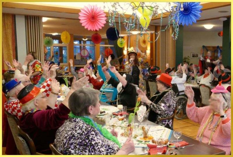 Karnevalsfeier mit bunten Kost�men und fr�hlichen Menschen!