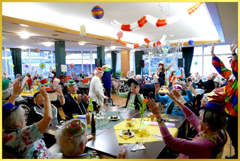 Schlagerpiratin macht Stimmung bei Karnevalsfeier.