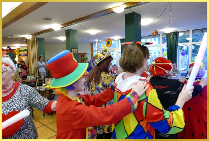 Die Schlagerpiratin singt zur Polonaise.