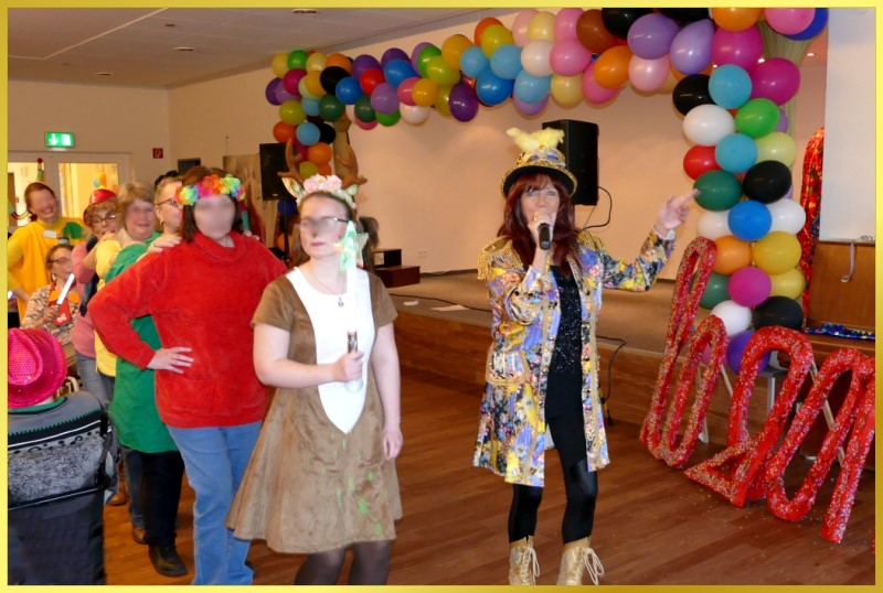 Schlagers�ngerin Marina singt. Publikum macht die Polonaise dazu.