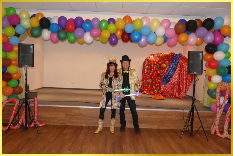 Schatzi u. die Schlagerpiratin vor einer geschm�ckten B�hne mit Ballons.