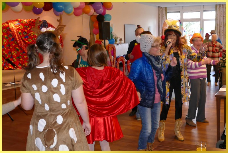 Marina singt zwischen tanzendem Karnevalspublikum.