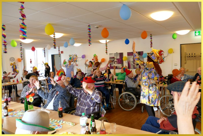 Schlagerpiratin singt bei Karnevalsfeier.