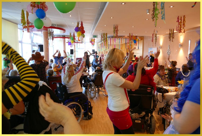 Gro�er Saal mit verkleideten Menschen zur Karnevalsfeier.