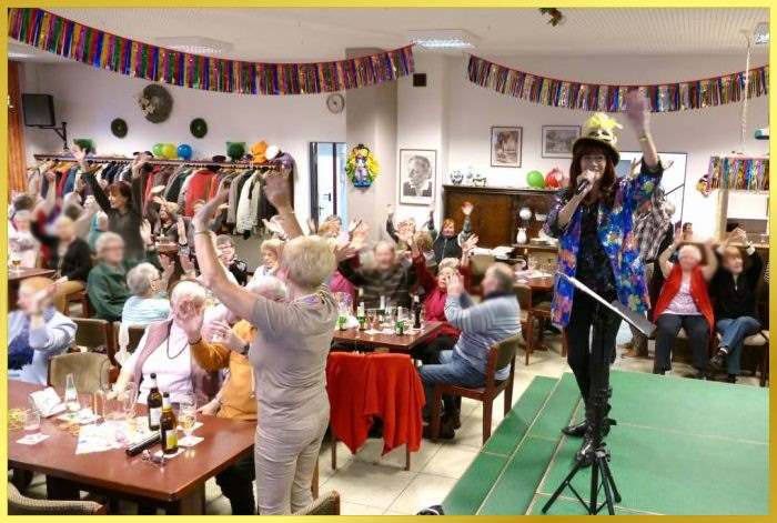 Schlagerpiratin mit Karnevalsoutfit und Hut auf der B�hne