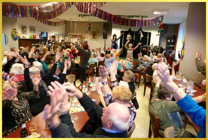 Voller Saal. Schlagers�ngerin auf der B�hne! Alle H�nde hoch!