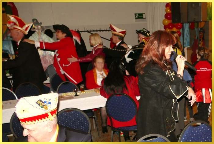 Karnevalsjecken starten Polonaise. Schlagerpiratin singt!