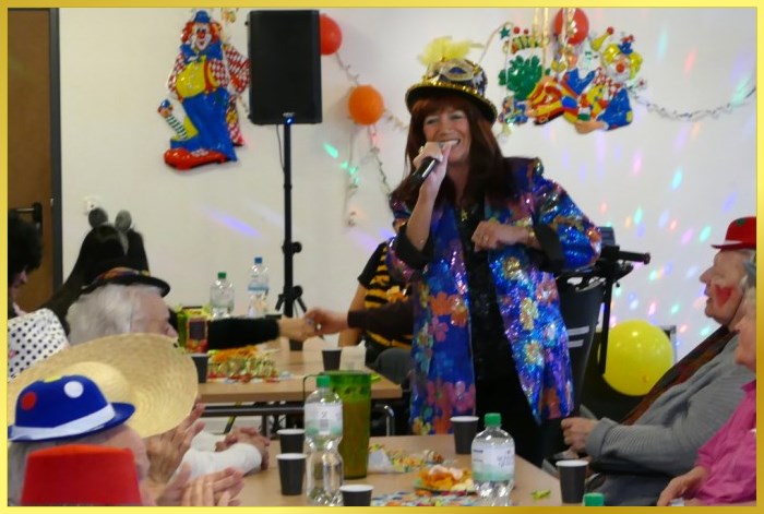 Die Schlagerpiratin im Karnevalskost�m singt und lacht.