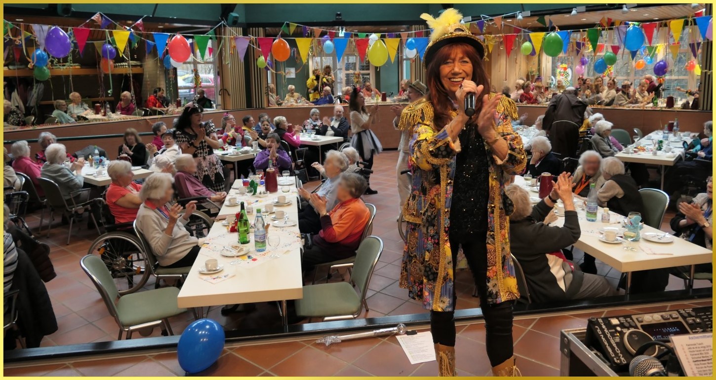 Banner mit Schlagerpiratin und Publikum im Hintergrund.