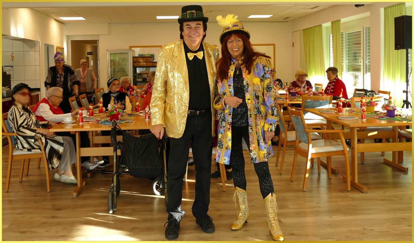 Schatzi und die Schlgerpiratin in Karnevalskost�men.