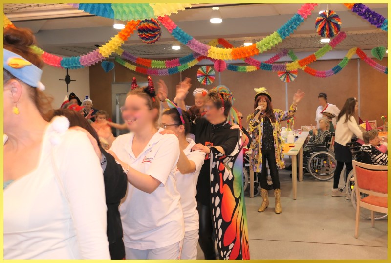 Sch�nes Foto mit Karnevals-Dekoration und Schlagerpiratin.