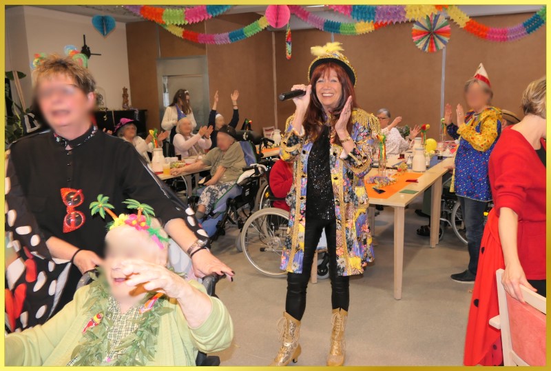 Die Schlagerpiratin lacht in die Kamera beim Karnevalsauftritt.