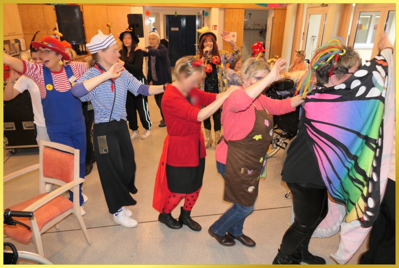 Fr�hliche, verkleidete Menschen.