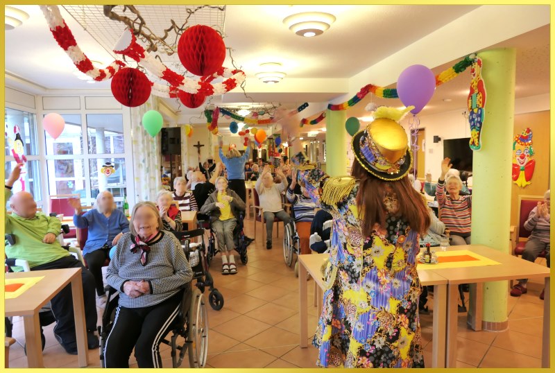 Karneval mit netten Senioren und seniorinnen.