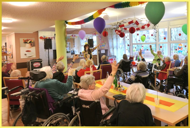 Ballons, Girlanden, nette Senioren*innen und Schlagerpiratin.