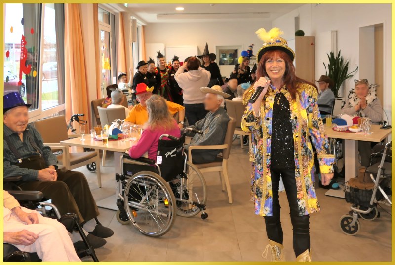 Schlagerpiratin lacht in die Kamera.