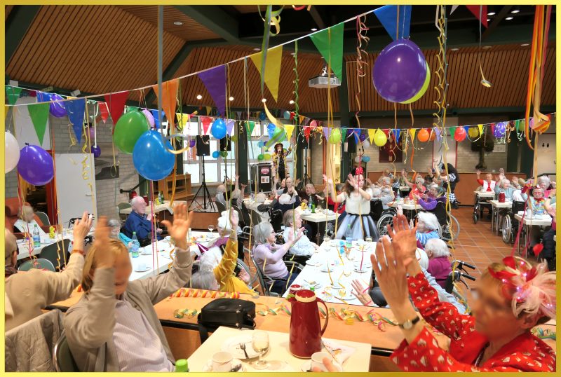 Saal voller Girlanden und Luftballons!