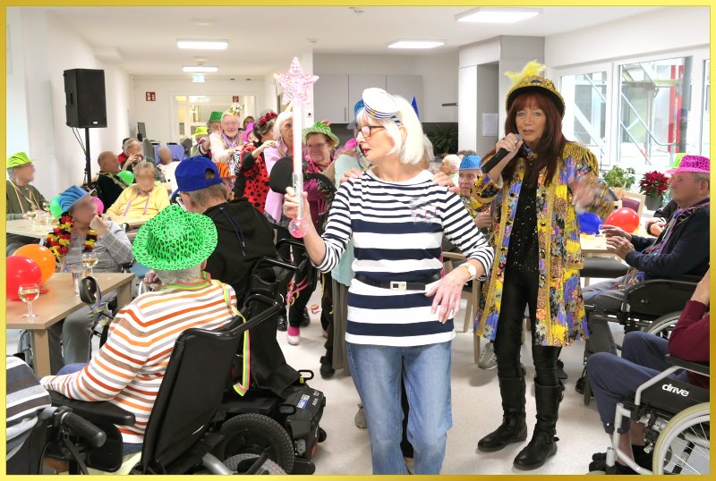 Alle G�ste haben einen Hut auf.