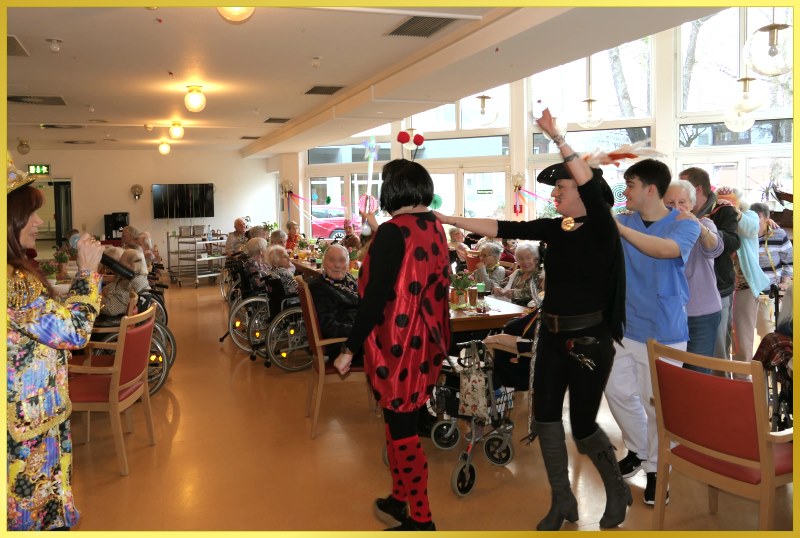 Schlagerpiratn singt. Publikum macht eine Polonaise