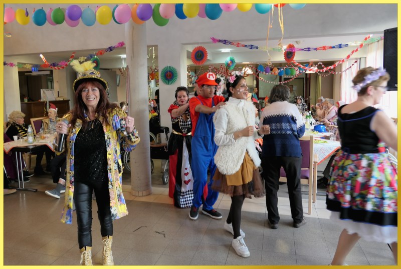 Fr�hliche Karnevalsgesellschaft. Schlagerpiratin singt.