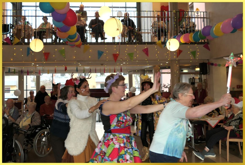 Publikum sitzt im Saal und auf der Empore. Marina singt.