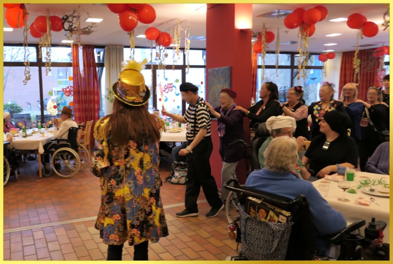 Ein Clown f�hrt die Polonaise an. Marina singt dazu.