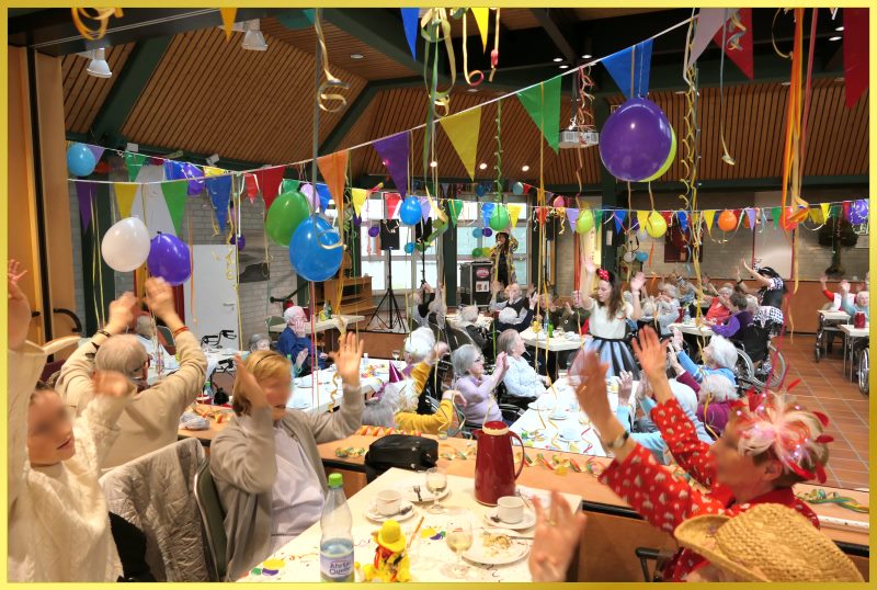 Luftballons, Girlanden und die H�nde hoch.