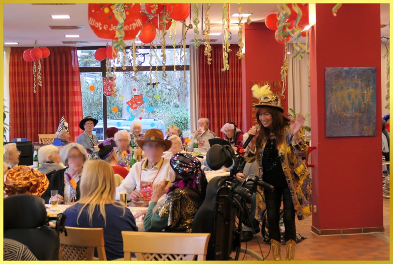 Die Schlagerpiratin singt im Publikum.