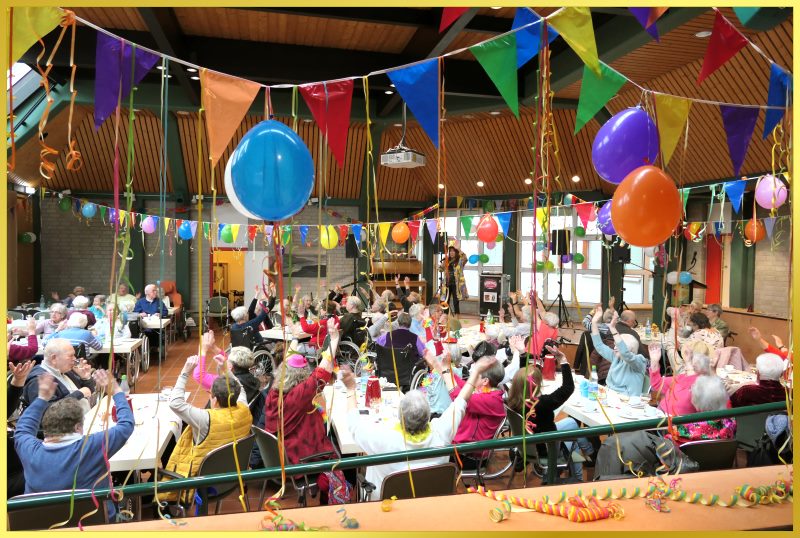 Bunte F�hnchen, Ballons und die Schlagerpiratin auf der B�hne.