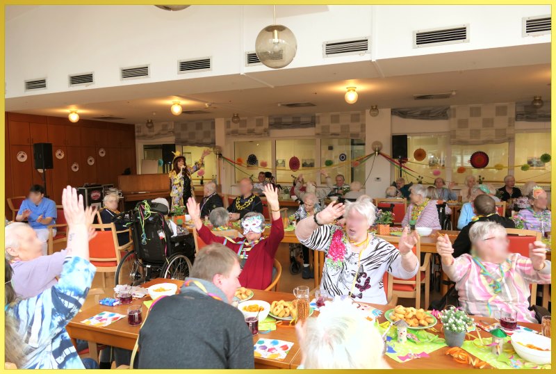 Krapfen, Salzstangen, Getr�nke bei Karnevalsfete.