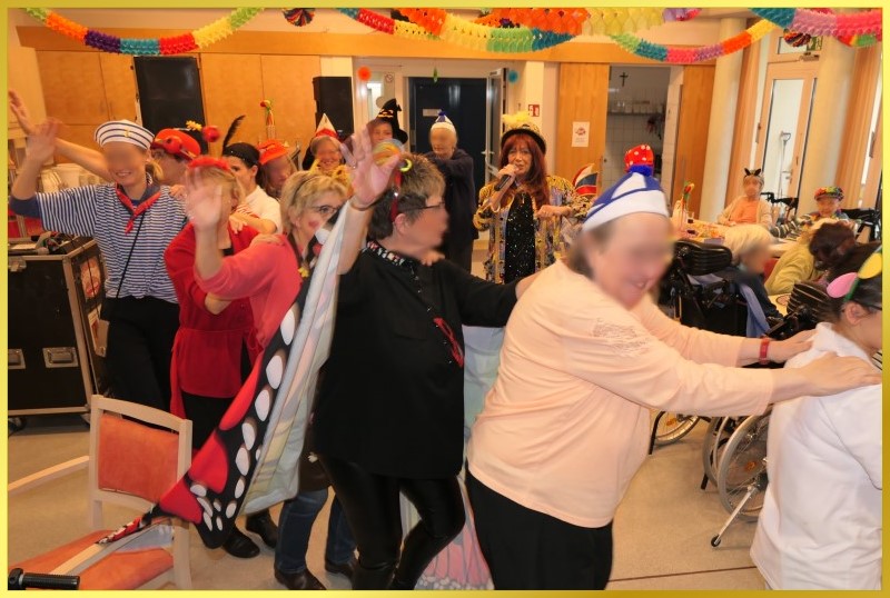 Polonaise mit winkenden, teils verkleideten G�sten.