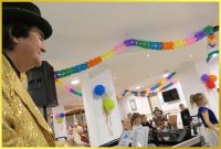 Schatzi Ian am Pult.