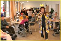 Die Schlagerpiratin lacht.