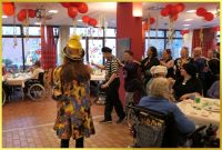 Clown bei Karnevalsfeeier.