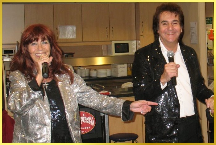 Schatzi Ian und ich mit Paillettenjacken und Mikrofone in der Hand. Bitte recht freundlich..