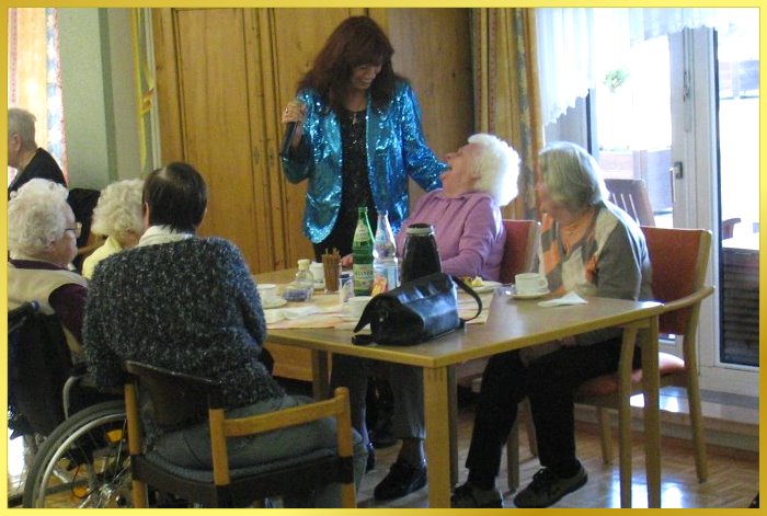 Schlagers�ngerin begr��t eine Seniorin, die sich herzlich freut und lacht!