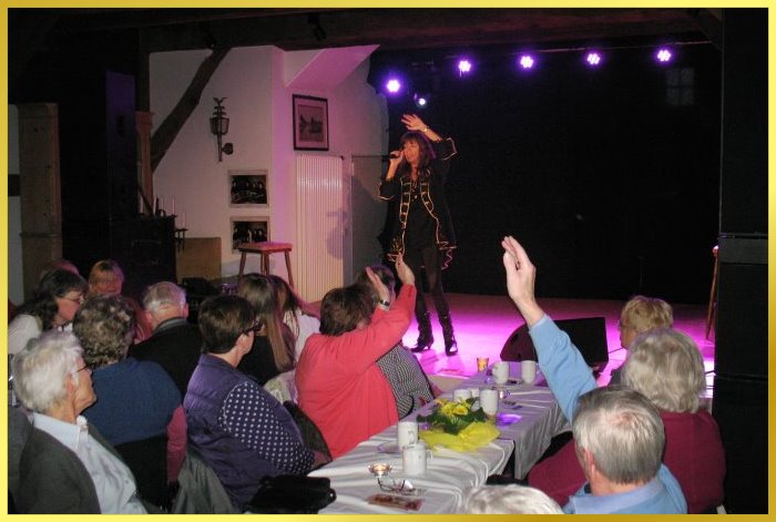 Schlagers�ngerin und Andrea Berg Double singt Andrea Berg Lieder. Publikum h�rt zu.