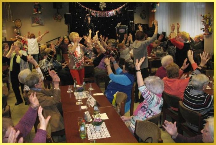 Stimmung im Seniorenclub. Voller Saal! Schlagers�ngerin begeistert mit Schlagerhits der 50er Jahre bis aktuell.