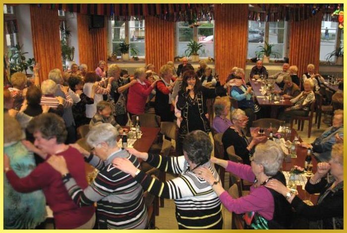 Lange Polonaise durch den Saal mit Schlagerpiratin, die anf�hrt und singt!