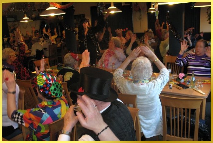 Karnevalsfeier. Voller Saal. Schlagers�ngerin Marina gibt ihr Bestes!