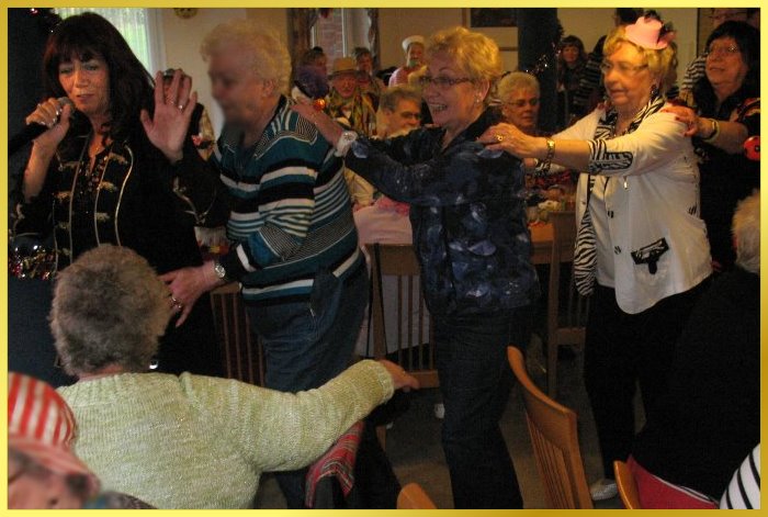 Schlageriratin singt vorneweg und einige weibliche G�ste laufen hinter ihr her im G�nsemarsch! Toll!