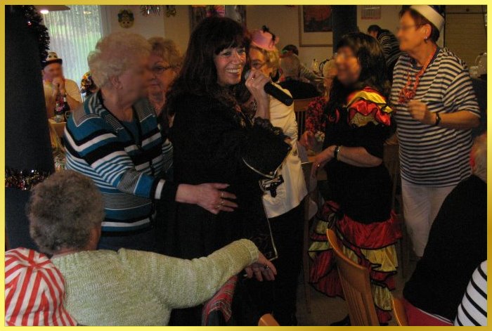 S�ngerin lacht G�ste an und singt.