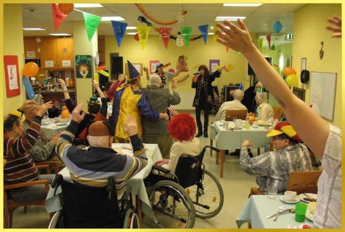 Geschm�ckter Karnevals-Saal! G�ste mit bunten H�ten. Schlagerpiratin singt!