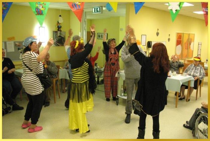 Kleine Karnevalsfeier. Wenig Leute. Tanzen stehen im Kreis und winken. Schlagerpiratin singt.