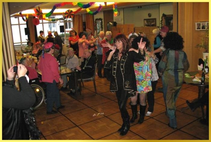 Schlagerpiratin f�hrt singend eine lange Polonaise an. Viele G�ste im Faschingskost�m.