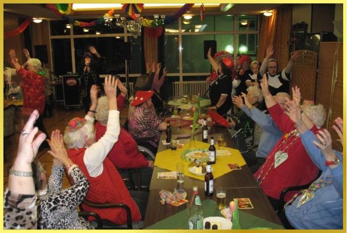 H�ndchen hoch und winke winke! S�ngerin im Piratenkost�m animiert und alle machen mit!