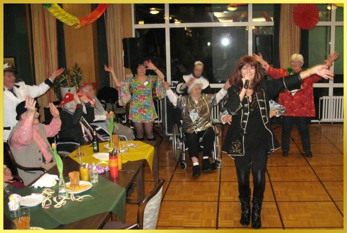 Schlagerpiratin singt als Zugabe, Und dann die H�nde zum Himmel, und alle winken mit!