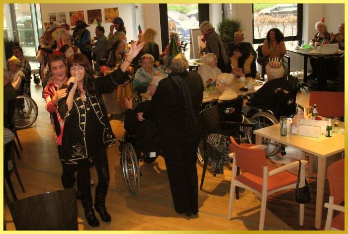 Schlagers�ngerin im Piratinkost�m f�hrt Polonaise durch das Seniorencafe an.